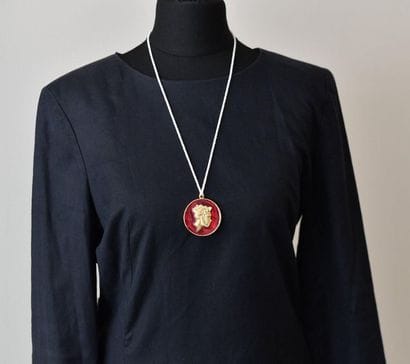 Thierry MUGLER. Médaillon en émail rouge...