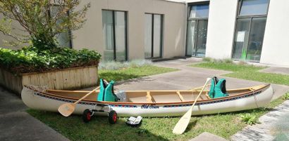 Old Town canoe in painted wood, and its accessories:...