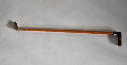 Whip cane. Horn pommel.

L: 65.5 cm. (Missing...