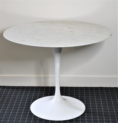 Eero SAARINEN (1910-1961)

Side table forming...