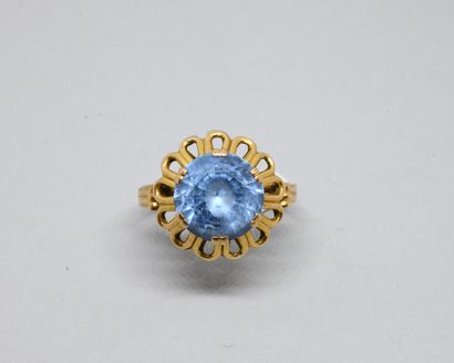 Yellow gold 750‰ openwork ring forming a...
