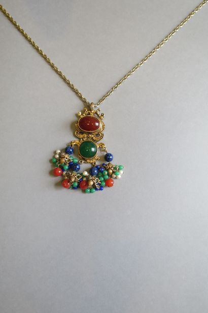 Collier en métal doré à pendentif ajouré...