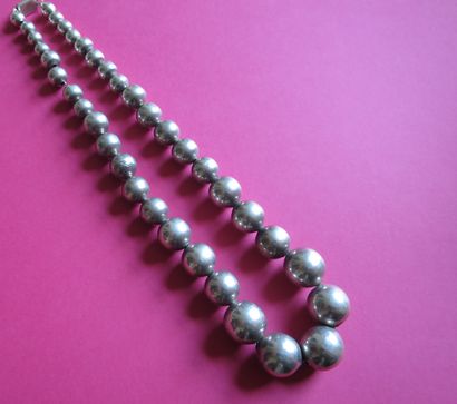 Collier de perles en argent. 

L : 46 cm

Poids...