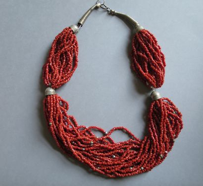 Collier torsade 24 rangs de perles de corail...