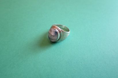 Important silver ring set with an oval moonstone.

Gross...