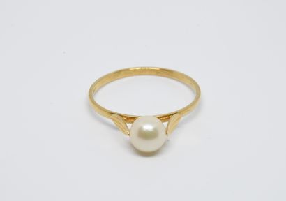 Ring decorated with a white pearl of culture...