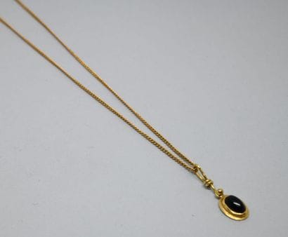Yellow gold necklace 750‰, the oval pendant...