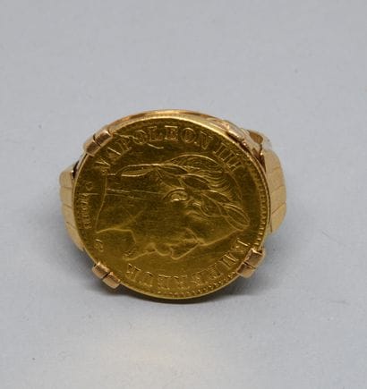 Yellow gold signet ring 750‰ set with a 10...