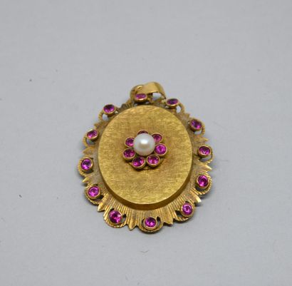 Yellow gold 750‰ guilloche oval pendant,...