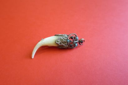 Broche en métal ajouré et orné de cabochons...