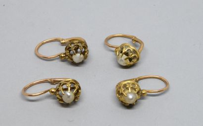 Two pairs of yellow gold 750‰ sleepers centered...