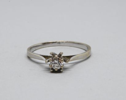 White gold ring 750‰ adorned with a brilliant-cut...