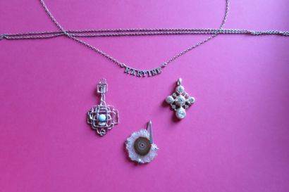 Lot de trois pendentifs en argent ajouré,...