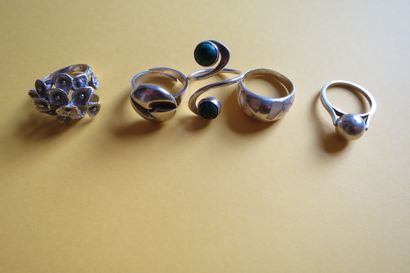 Lot de cinq bagues, dont trois en argent,...