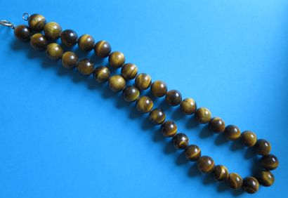 Collier composé de perles d'œil-de-tigre,...