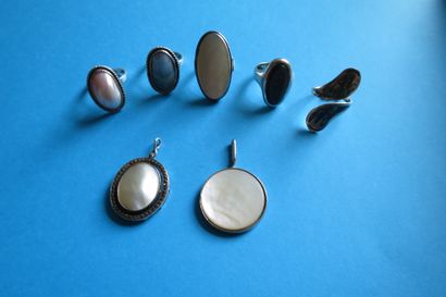 Lot de cinq bagues et deux pendentifs fantaisie,...