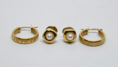 Lot de deux paires de boucles d'oreilles...