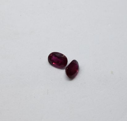 Lot de deux rubis traités sur papier taille...