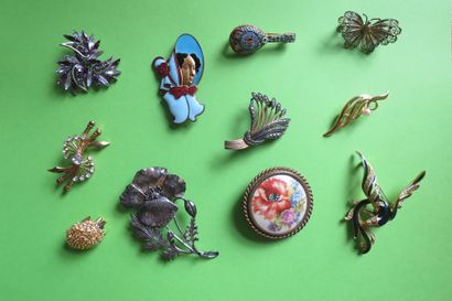 Lot de neuf broches fantaisie en métal doré...