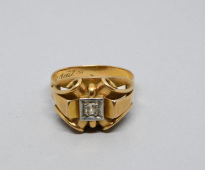 Bague en or jaune 750‰ à motifs d'enroulements,...