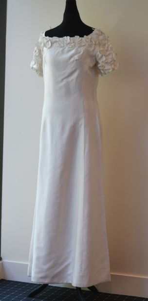 TOILAZUR, Cannes. Wedding dress in white...