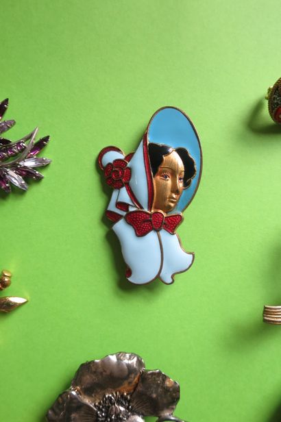 Lot de neuf broches fantaisie en métal doré...