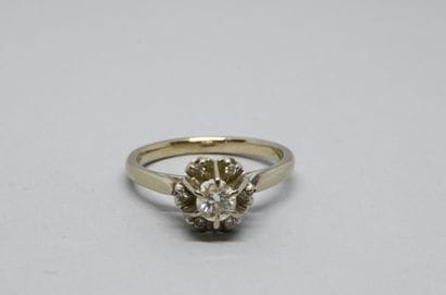 A 750‰ white gold ring centered with a 0.25-carat...