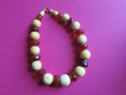 
Collier composé en alternance de perles...