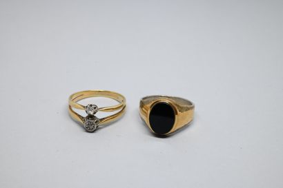 Lot de deux bagues comprenant : 

- une bague...