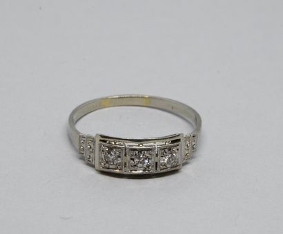 Bague ancienne ornée de trois diamants taille...