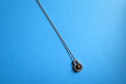 Collier, le pendentif en argent de forme...