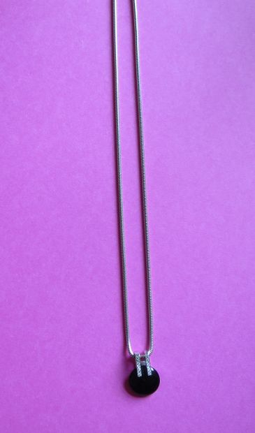 
White gold pendant 750 ‰ in the art deco...