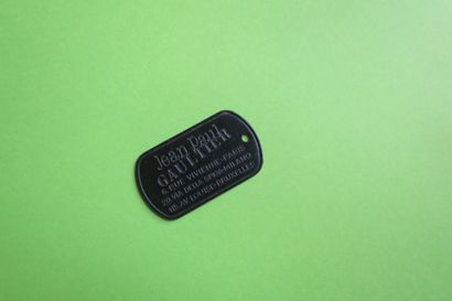 Jean Paul GAULTIER. Plaque d’identité à suspendre...