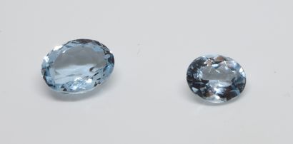 Two oval topazes on paper. One of 2,65 ct...