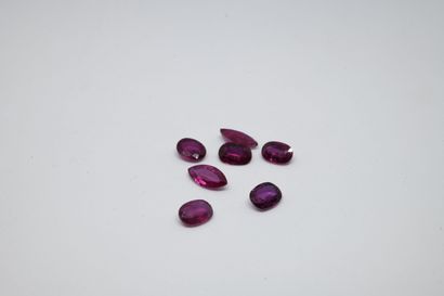 Lot de 7 rubis sur papier dont 5 taille ovale...