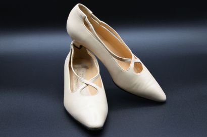 Charles JOURDAN. Pair of pumps in ecru leather....
