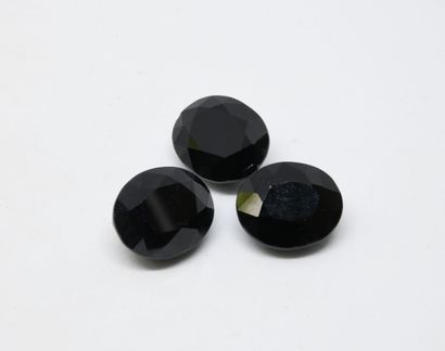 Lot de trois saphirs noirs sur papier, de...