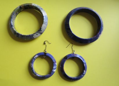 Lot deux bracelets et paire de boucles d'oreilles...