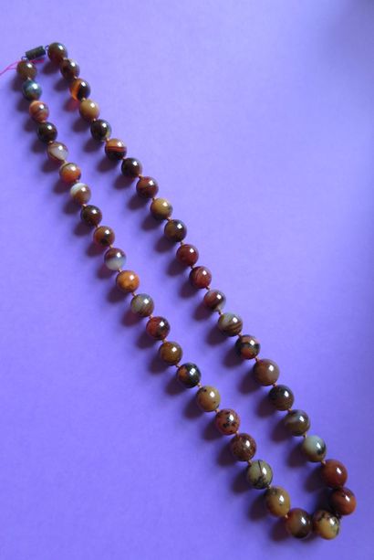 Collier en perles d'agate.

L : 59 cm

Diam...