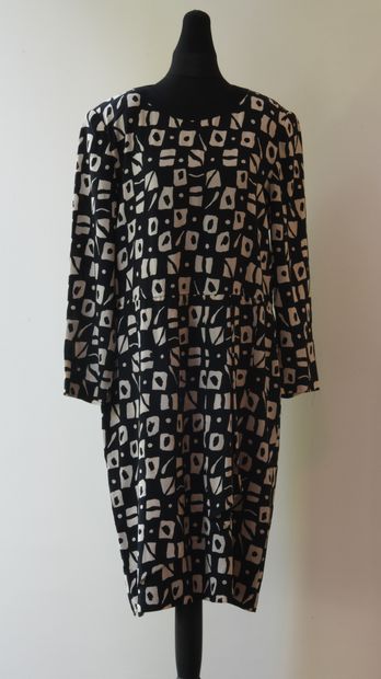 Louis FERAUD. Straight dress, cut at the...