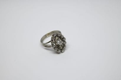 White gold navette ring 750°/oo set with...