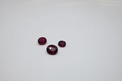 Lot de trois rubis sur papier taille ovale...