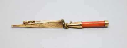 Broche or jaune 750‰ et corail. 

Poids brut...