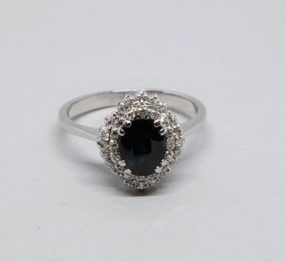 Bague ornée d’un saphir dans un double entourage...