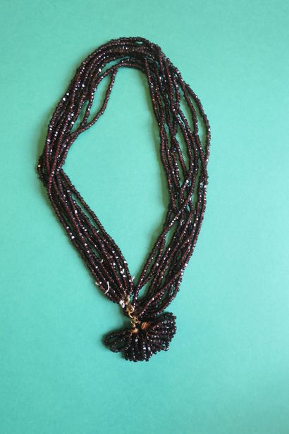 Necklace with eight rows of cut garnet pearls,...
