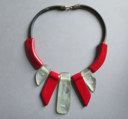 Collier articulé composé de tubes de caoutchouc,...