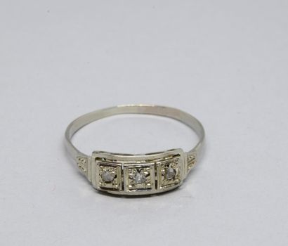 Bague ancienne ornée de trois diamants taille...
