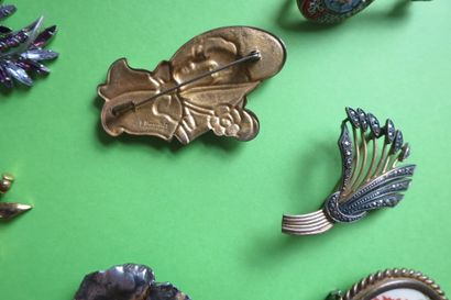 Lot de neuf broches fantaisie en métal doré...