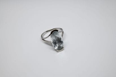 A 750‰ white gold ring set with a faceted...