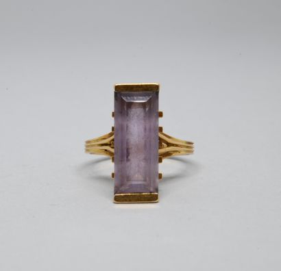 Bague en or jaune 750‰ ornée d'une améthyste...